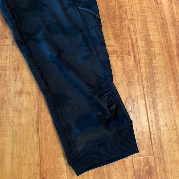 Lululemon Run for Fun Crop in Black Camo - Picture 4 of 6